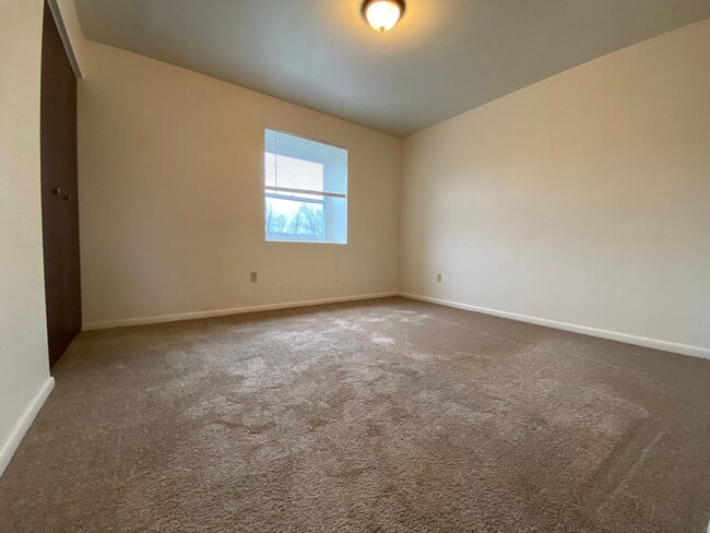 Building Photo - Lovely Hemlock Square 2BR Townhouse with Great Natural Light and Central Air!! Call Today!