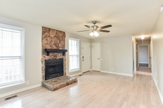 Building Photo - 702 Valley Green Dr