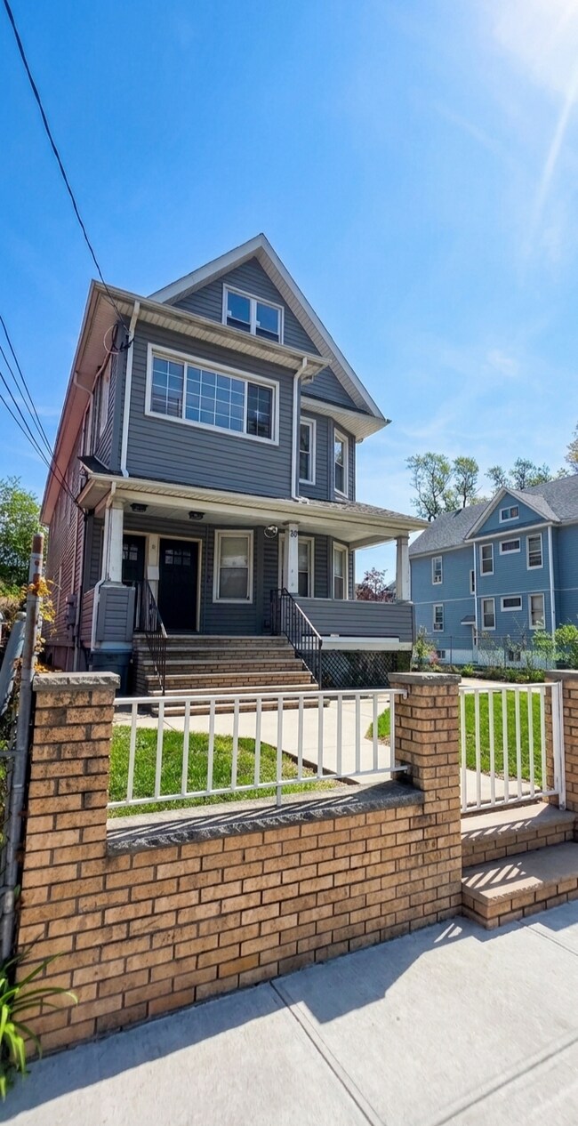 Building Photo - 97 Elm St