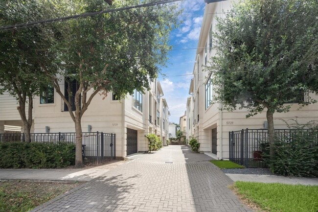 Foto del edificio - 5729 Larkin St