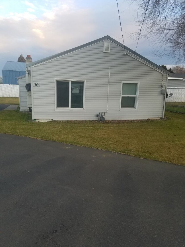 Building Photo - Cozy 2 bed w/Fenced Yard