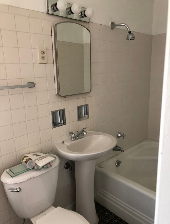 Bath - 6468 N Lehigh Ave