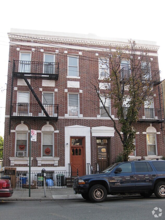 Foto principal - 6911 13th Ave