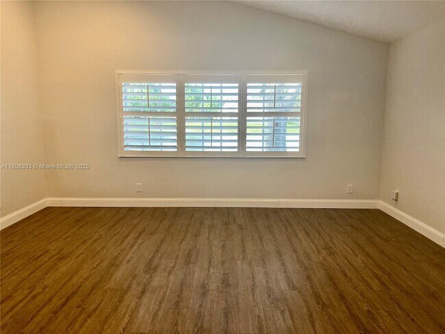 Building Photo - 460 Cameron Dr