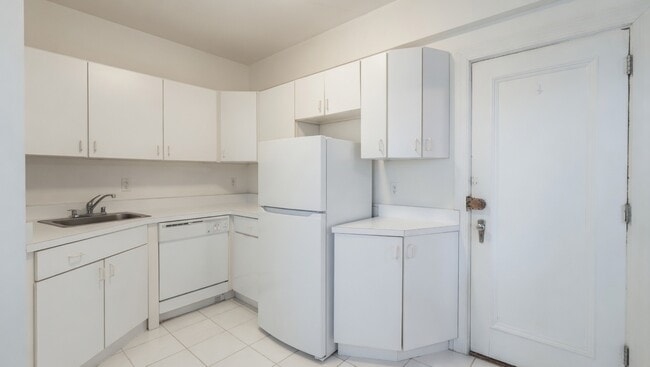 Building Photo - 5056 N Marine Dr