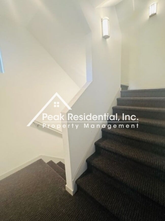 Building Photo - Beautifully Updated 1bd/1ba Land Park Area Condo with 1 Car Garage!