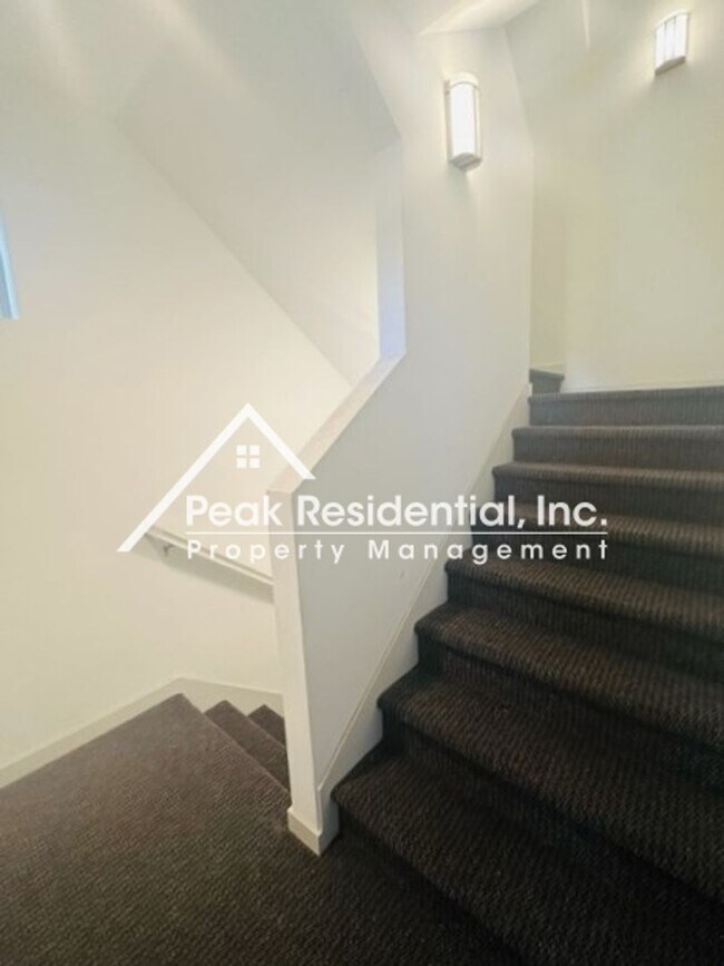 Foto del edificio - Beautifully Updated 1bd/1ba Land Park Area Condo with 1 Car Garage!