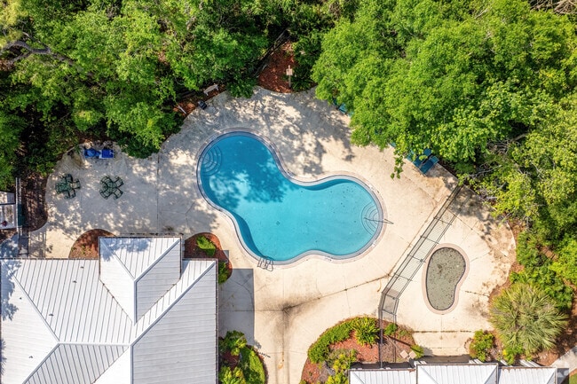 Pool - Valencia Park Apartments