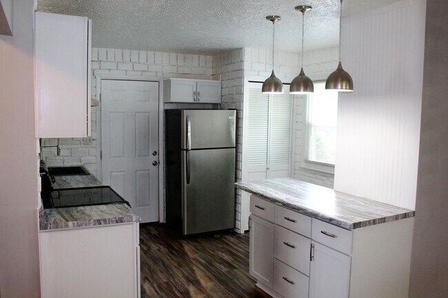 Building Photo - Cute 1 BR Bungalow in the Heart of Brownsburg!