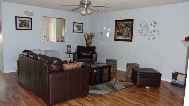 Foto del edificio - 806 Cobblefield Rd
