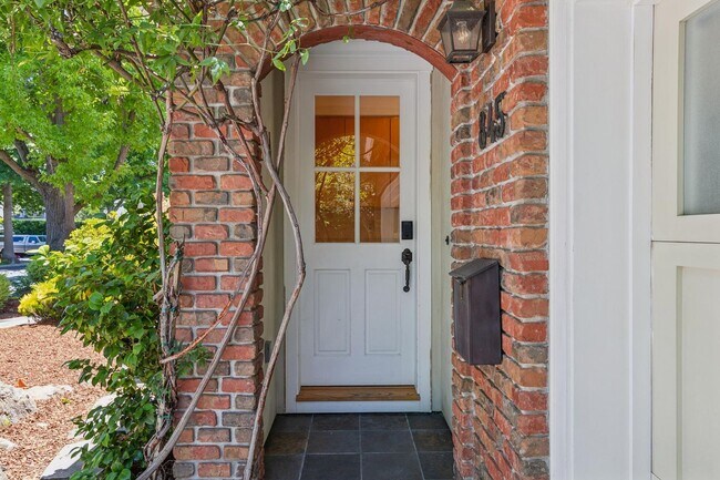 Building Photo - Beautiful, Old-World-style Home in the Heart of Central Menlo Park
