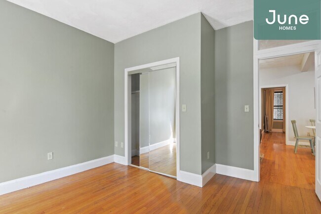 Building Photo - Queen room in 4-bed/1.0-bath Home