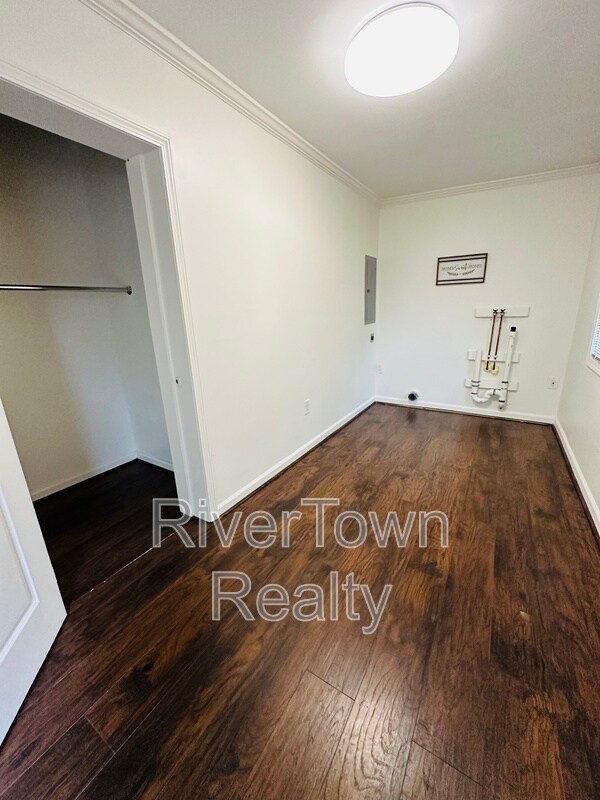 Building Photo - 215 N Bellevue Blvd