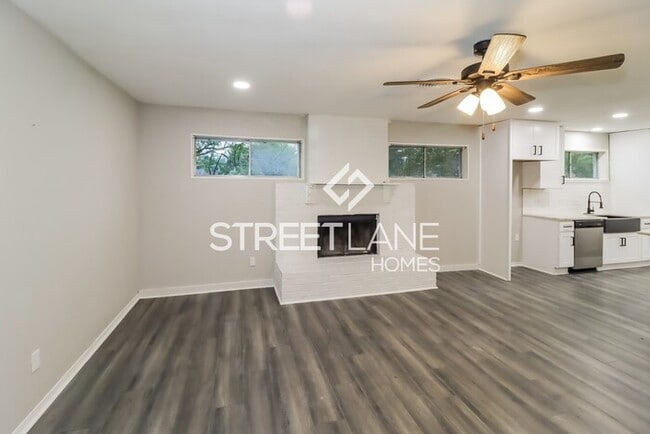 Building Photo - REDUCED!