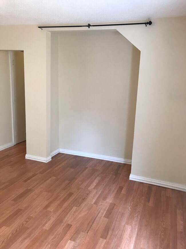 Building Photo - 612