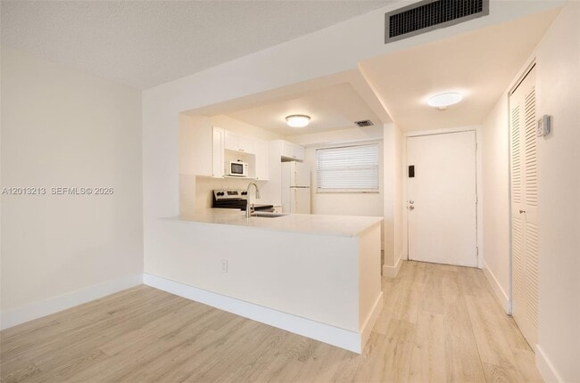 Building Photo - 10825 SW 112th Ave