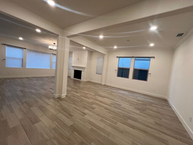 Foto del edificio - Beautiful Home With Large Primary Suite, Multiple Living Rooms, and more!