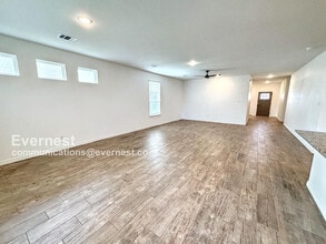 Building Photo - 2119 Hornbeam St