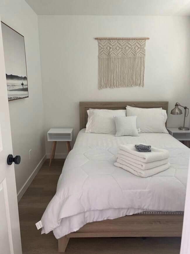 Bedroom with a queen bed - 1457 Loma Ave