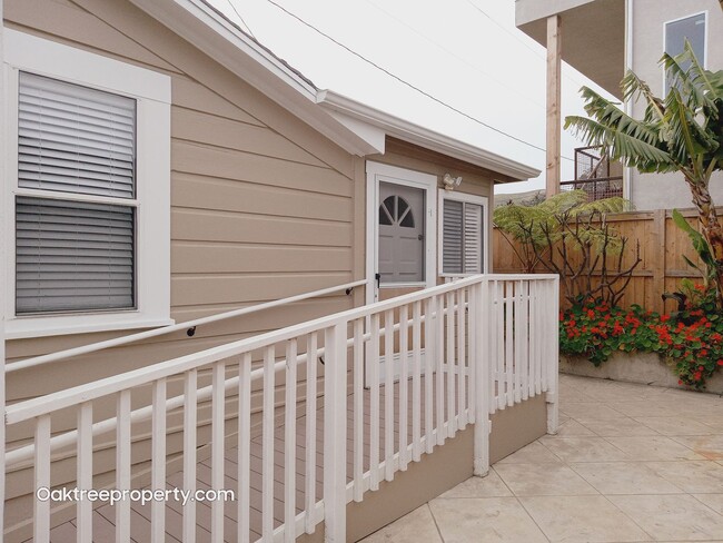 Building Photo - Charming 2 bedroom 1 bath with fenced yard