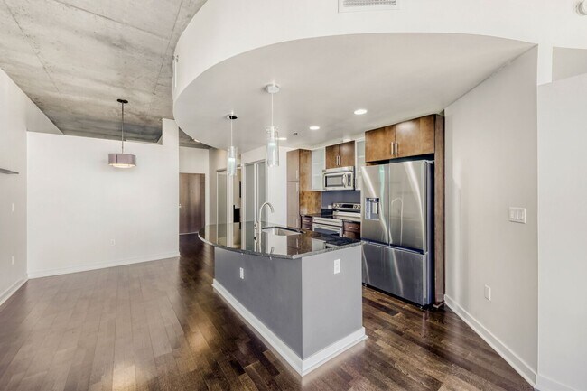 Building Photo - 38th Floor Spire Stunner!