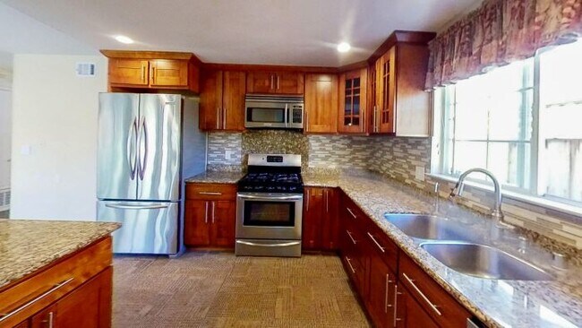 Building Photo - 1305 Antwerp Ln