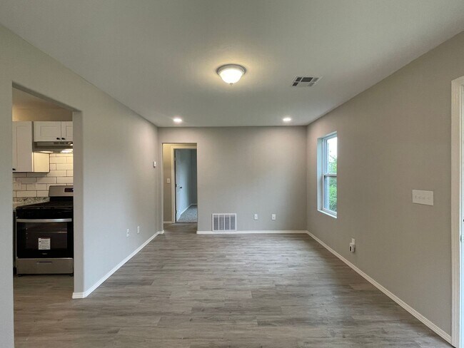 Building Photo - Conveniently Located 3 Bedroom 1 Bathroom ...