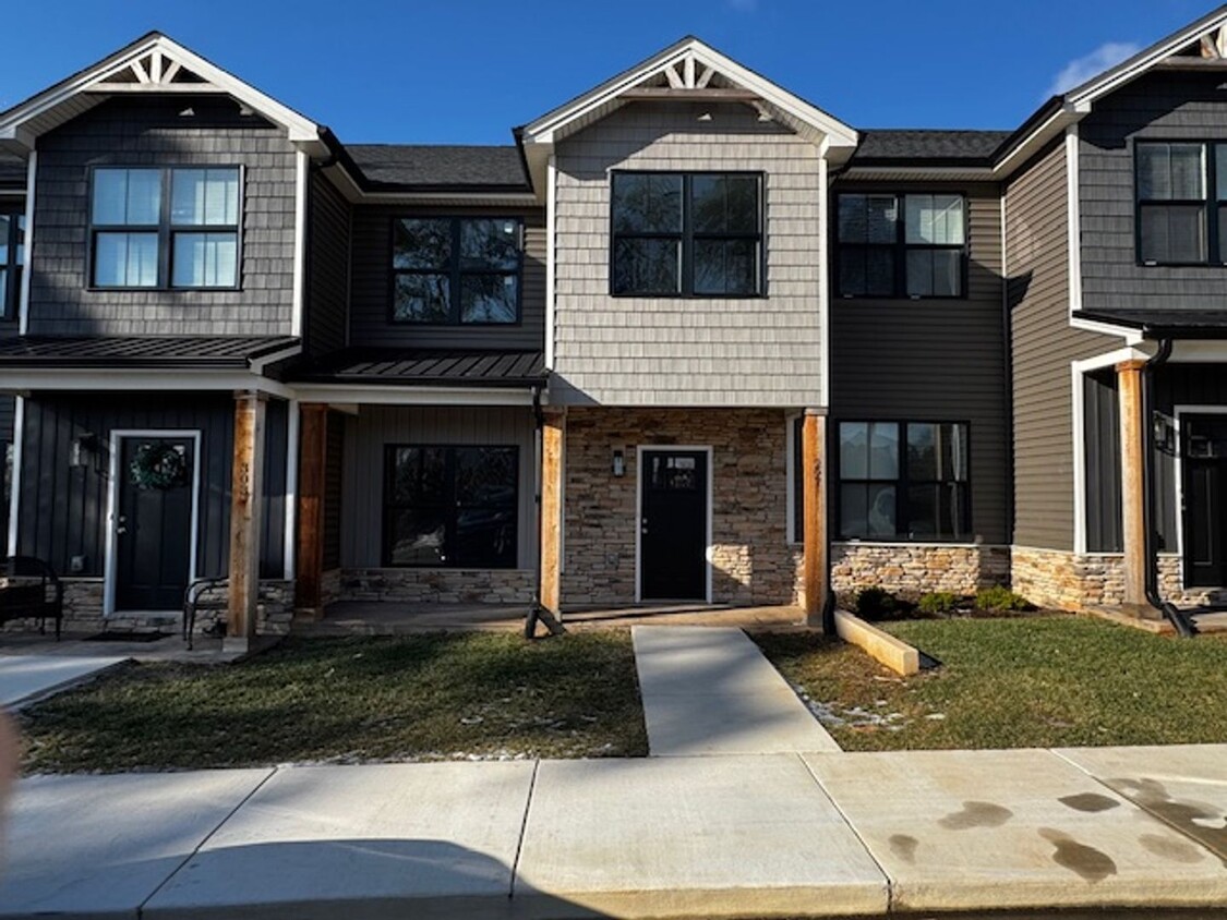 Foto principal - New Construction Townhomes in Evington-Cam...