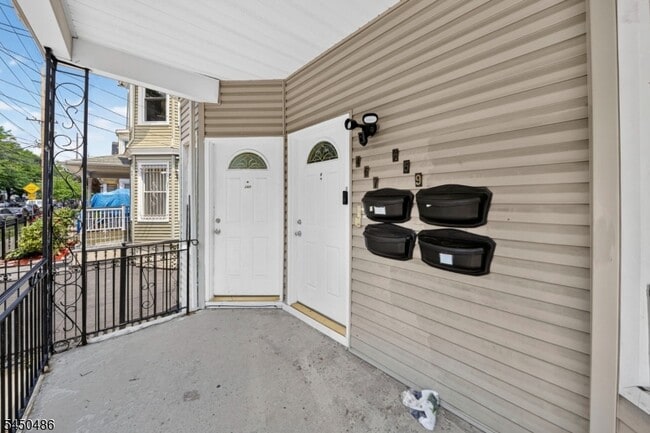Building Photo - 467 Summer Ave