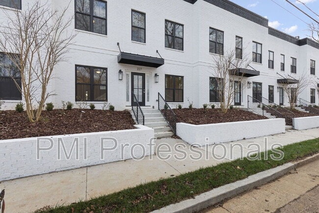 Building Photo - 231 S Bilbro Ave