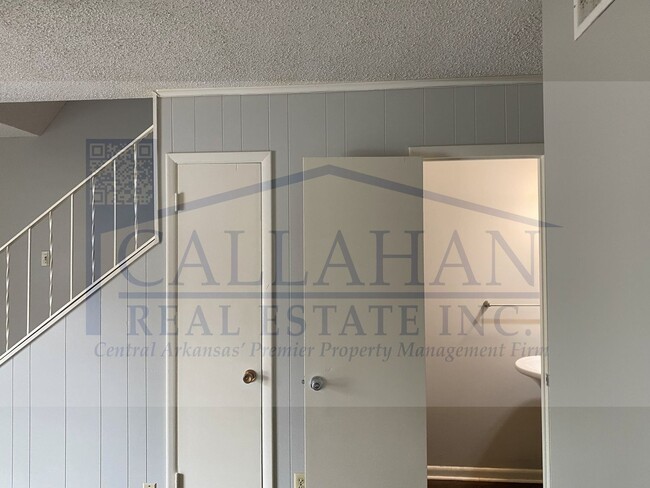 Building Photo - Duplex in NLR-Free Rent