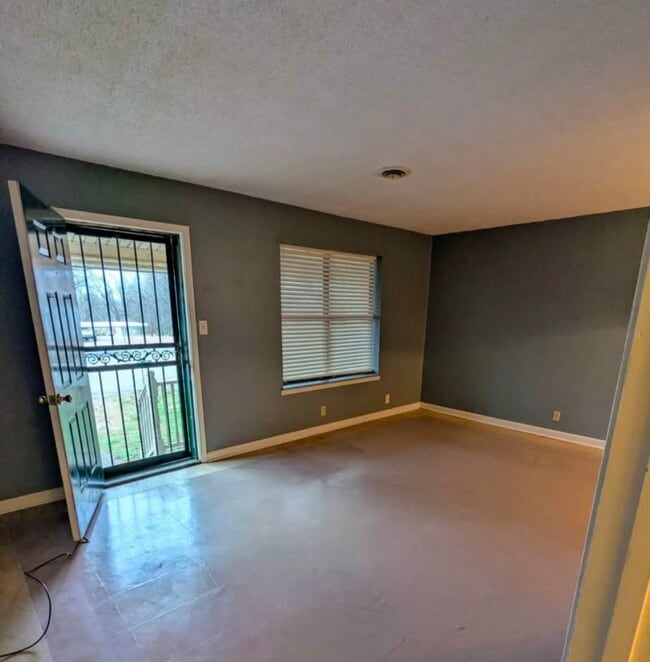 Building Photo - 105-107 Crestview Dr