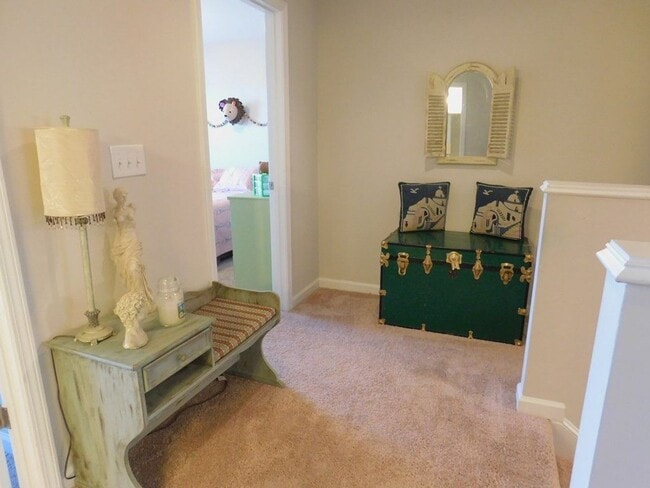 Building Photo - CUTE 4 BEDROOM AVAILABLE NOW