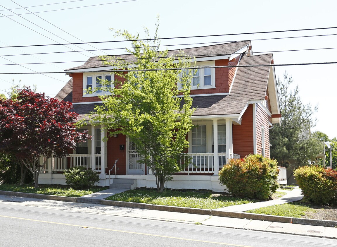 Foto principal - 834 Broadway St