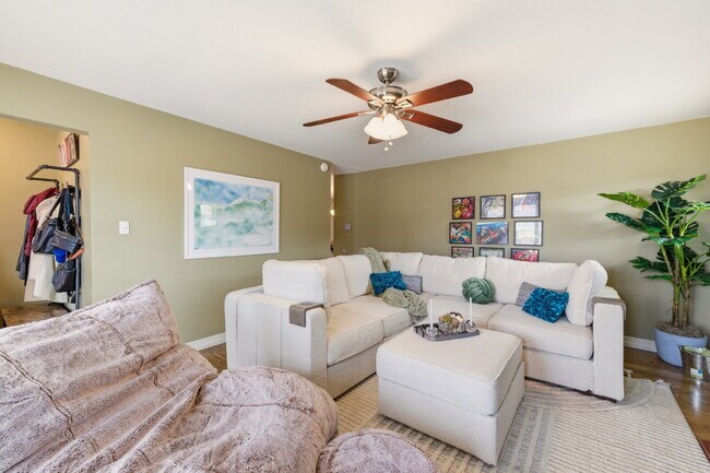 Foto del edificio - Beautiful 4 Bedroom/3 Bathroom Home in University Hills Area!