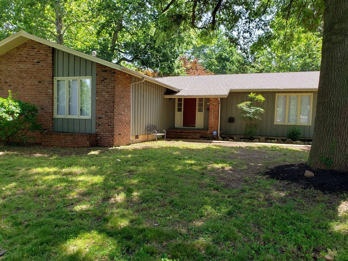 Primary Photo - 2 Living Areas - Southern Hills - Home of ...