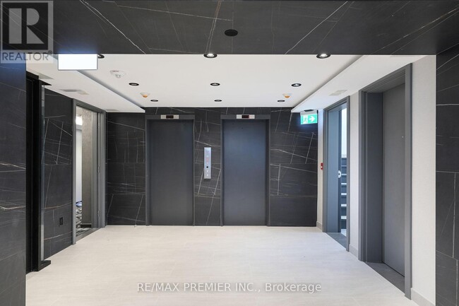 Building Photo - 11-411 Walmer Rd