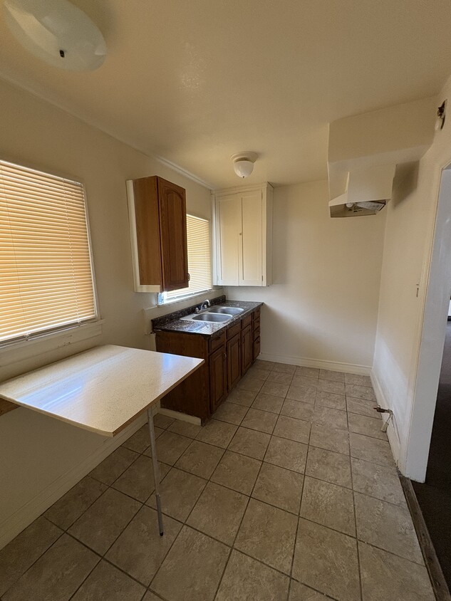 Primary Photo - 2414 W 39th St