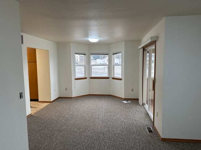 Building Photo - 903 Crestview Ln