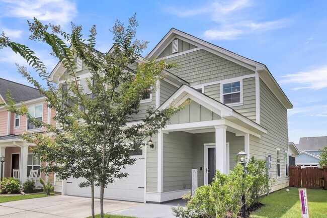 Building Photo - Fully Furnished 3 Bedroom, 2.5 Bathroom Ho...