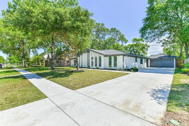 Foto del edificio - 4102 Honey Oaks Dr