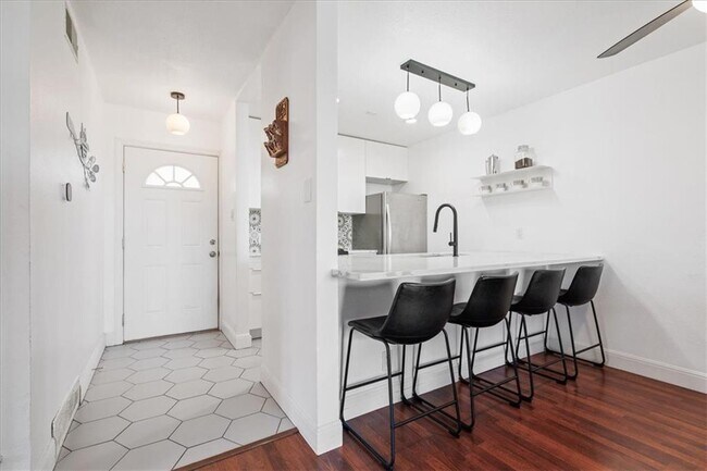 Building Photo - 6501 E Hill Dr