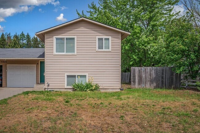 Foto del edificio - 2 bed 1.5 townhome with fenced yard