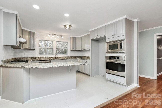 Foto del edificio - 8101 Kerrybrook Cir