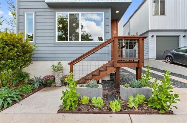 Foto del edificio - *Sophisticated and Modern Detached Condo H...