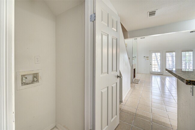 Foto del edificio - 16800 Sugar Pine Dr