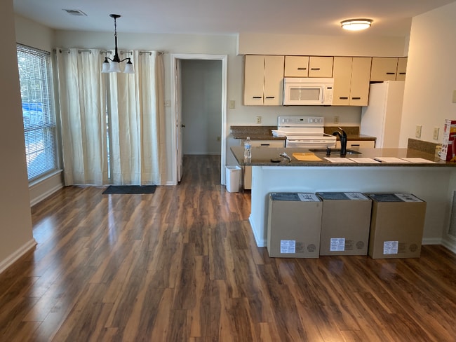 Building Photo - 209 Foxmeadow Dr