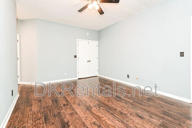 Building Photo - 8207 Fairview Bluff