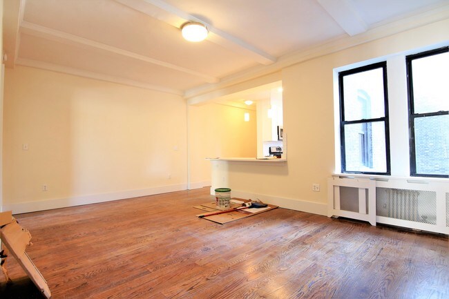 Building Photo - 106 W 69th St