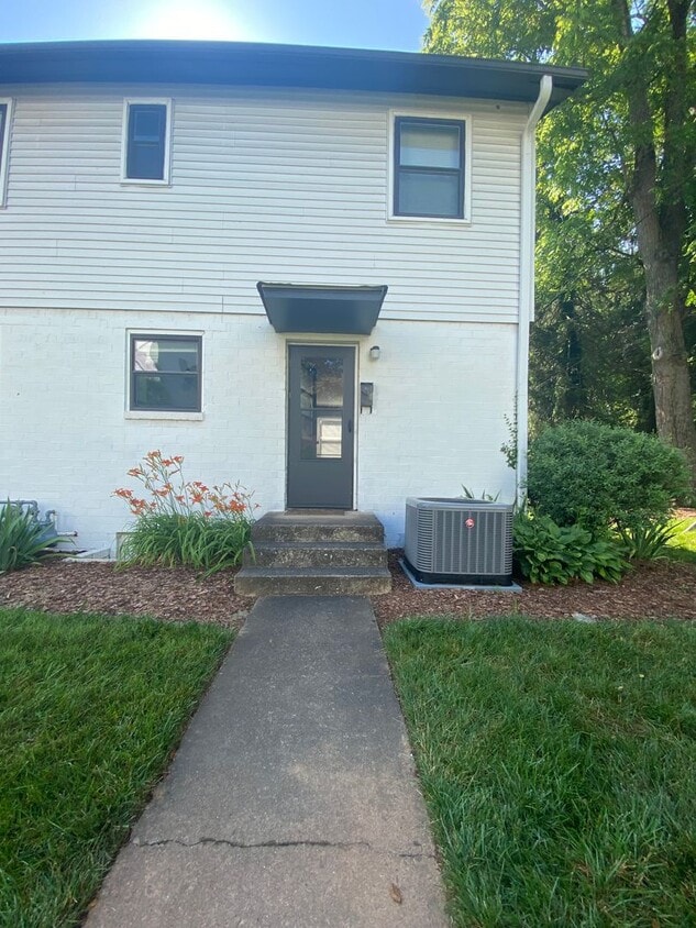 Primary Photo - Super Convenient Biltmore Condo, 2 Bedroom...
